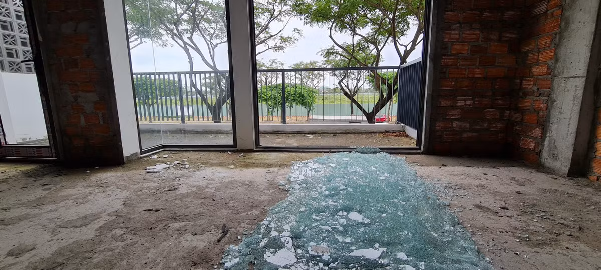 Bên trong là cảnh vắng vẻ, nhếch nhác, cửa kính vỡ vụn.