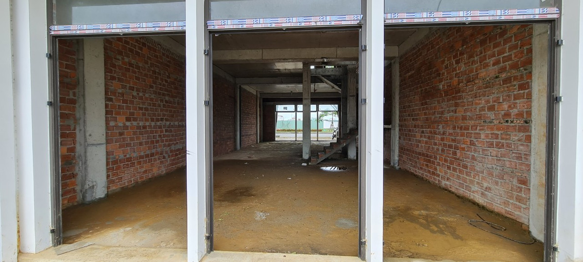 Cửa kính đã hoàn thiện giờ chỉ còn trơ khung.