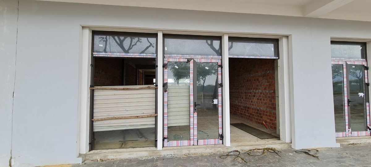 Một số shophouse còn được che tôn tạm bợ thay cho lớp cửa kính bị vỡ.