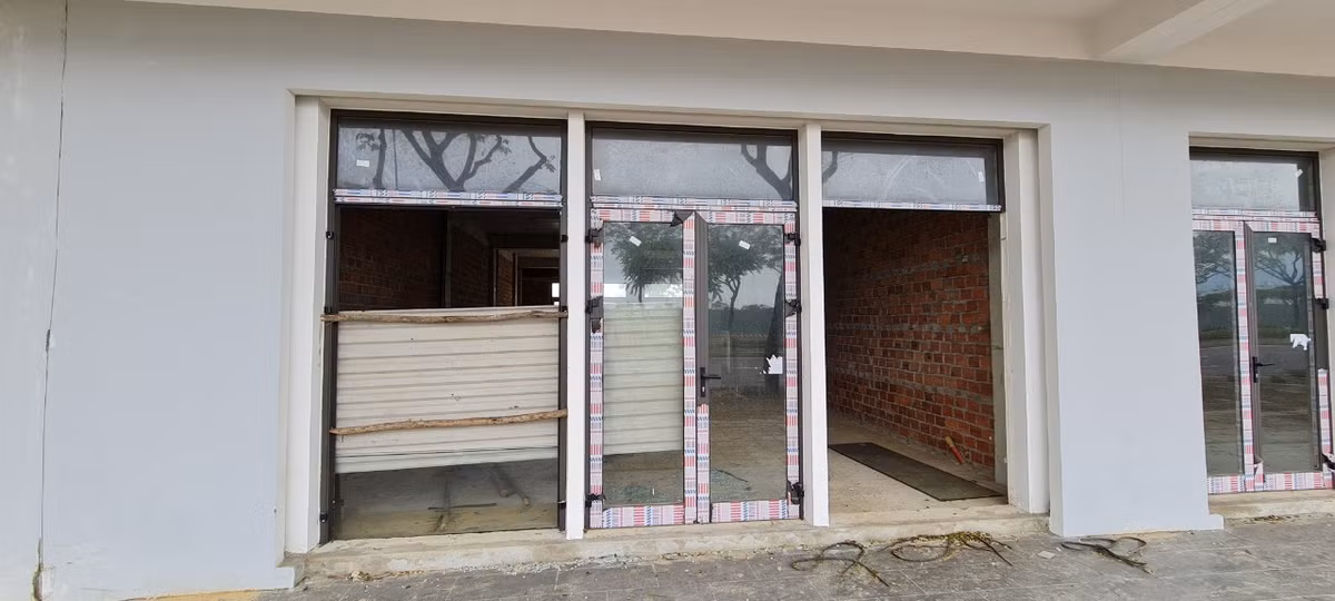 Một số shophouse còn được che tôn tạm bợ thay cho lớp cửa kính bị vỡ.