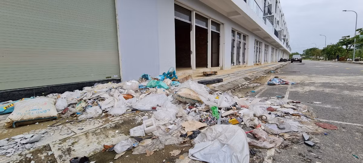 Mặt phía sau của dãy shophouse thành nơi tập kết rác thải.