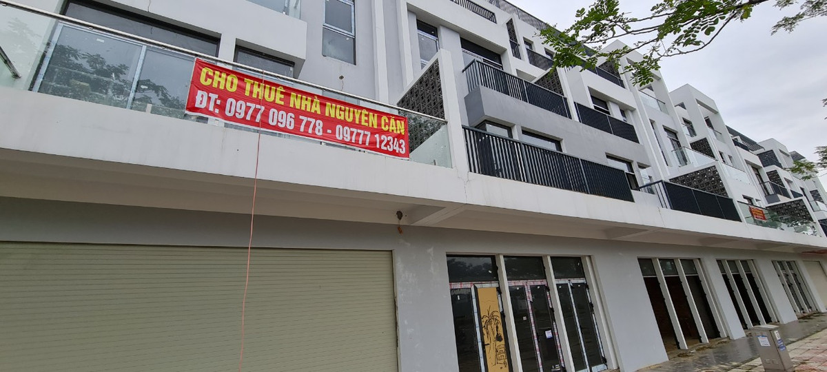 Cả dãy shophouse tại khu đất vàng trong cảnh đìu hiu, không một bóng người.