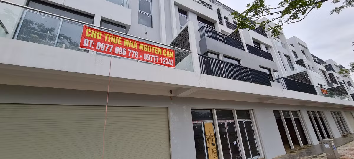 Cả dãy shophouse tại khu đất vàng trong cảnh đìu hiu, không một bóng người.