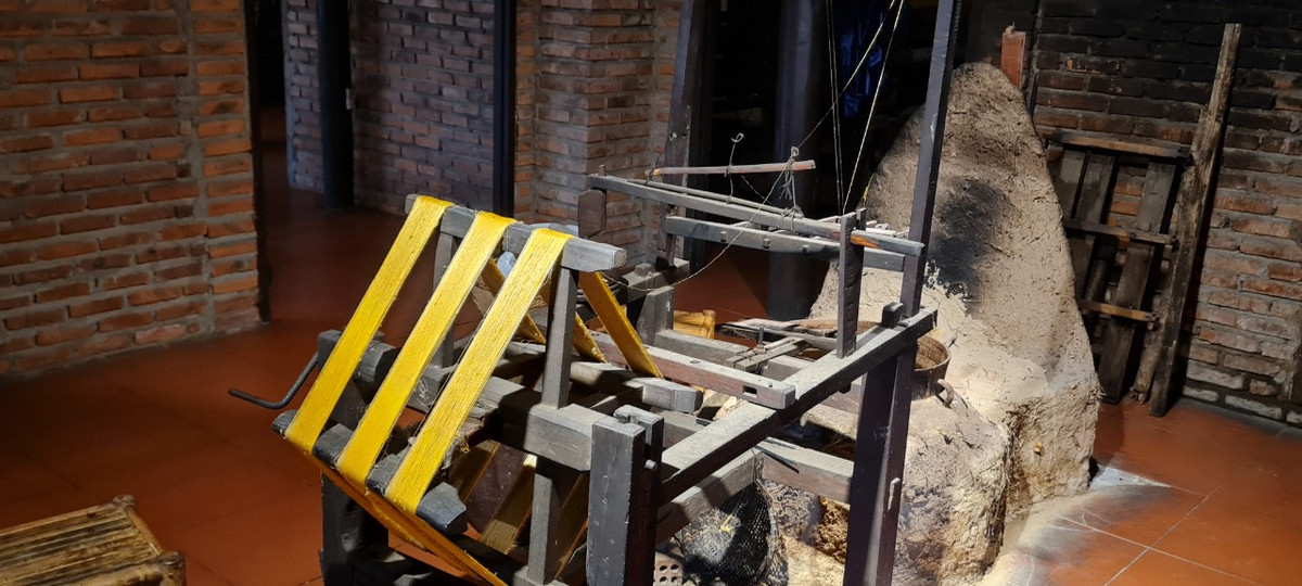 Công đoạn kéo tơ yêu cầu người thợ phải có kinh nghiệm và tính kiên nhẫn cao.