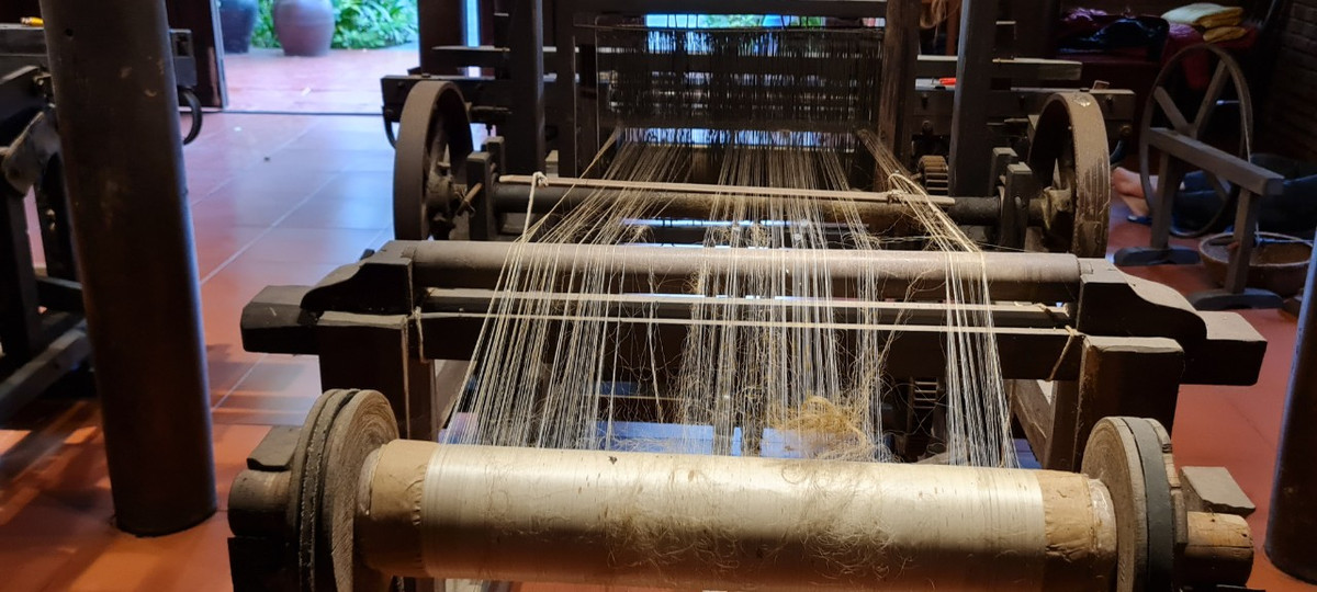 Tơ lụa được gắn từng sợi lên khung và bắt đầu quy trình dệt lụa. Tại Làng lụa Hội An hiện nay vẫn còn lưu giữ và bảo tồn những khung dệt từ xa xưa của người Chămpa.