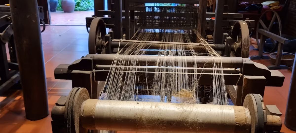 Tơ lụa được gắn từng sợi lên khung và bắt đầu quy trình dệt lụa. Tại Làng lụa Hội An hiện nay vẫn còn lưu giữ và bảo tồn những khung dệt từ xa xưa của người Chămpa.