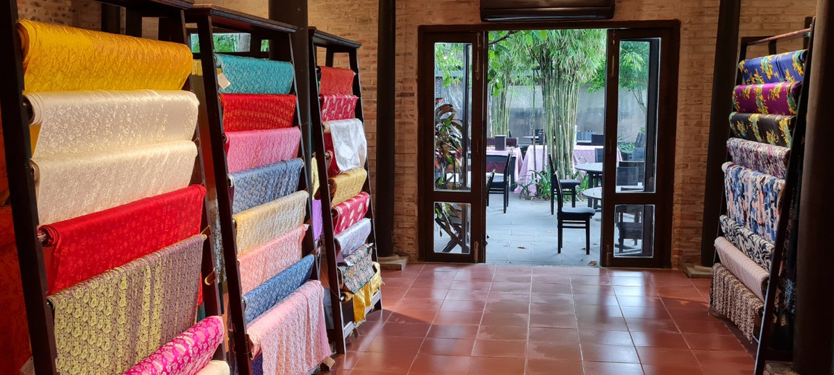 Điểm dừng chân cuối cùng là nhà trưng bày những sản phẩm được làm từ lụa. Du khách sẽ được chiêm ngưỡng nhiều sản phẩm lụa với nhiều màu sắc và kiểu dáng đa dạng.