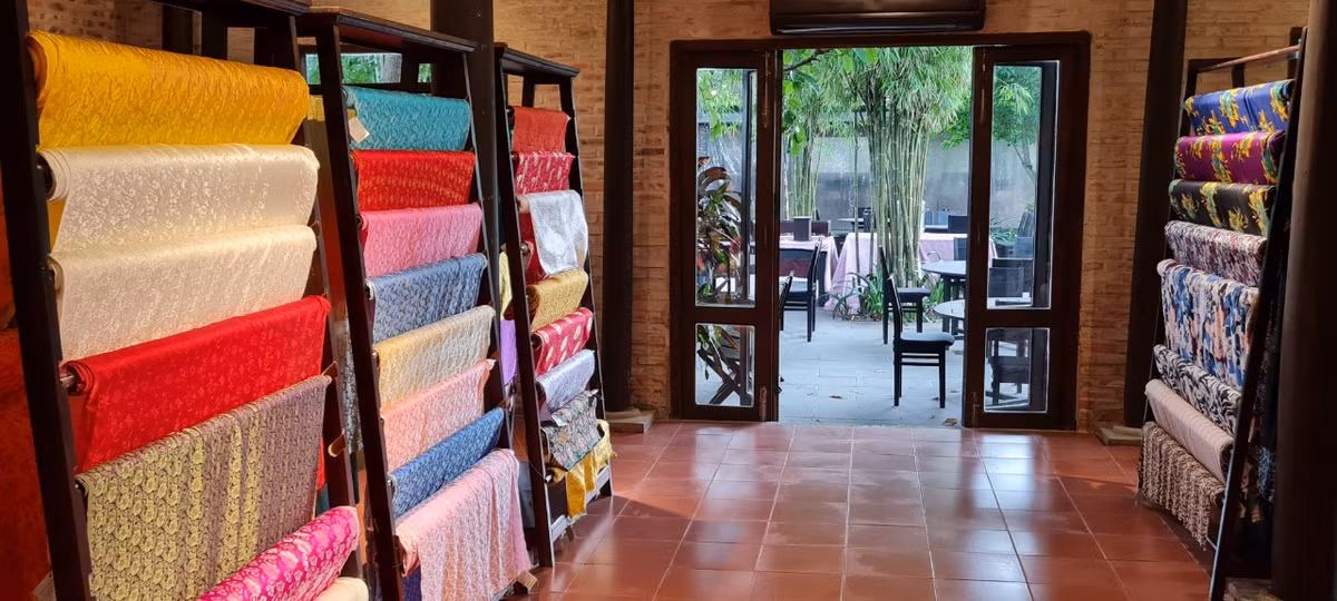 Điểm dừng chân cuối cùng là nhà trưng bày những sản phẩm được làm từ lụa. Du khách sẽ được chiêm ngưỡng nhiều sản phẩm lụa với nhiều màu sắc và kiểu dáng đa dạng.