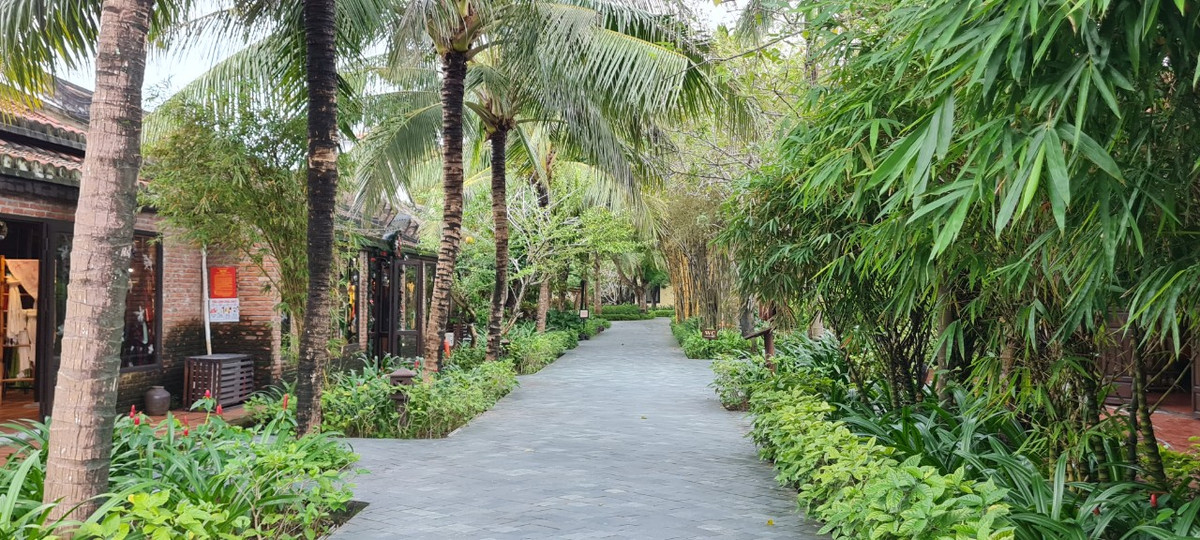 Làng lụa là một trong những địa điểm du lịch nổi tiếng của Hội An, nằm cách trung tâm phố cổ khoảng 1 km.