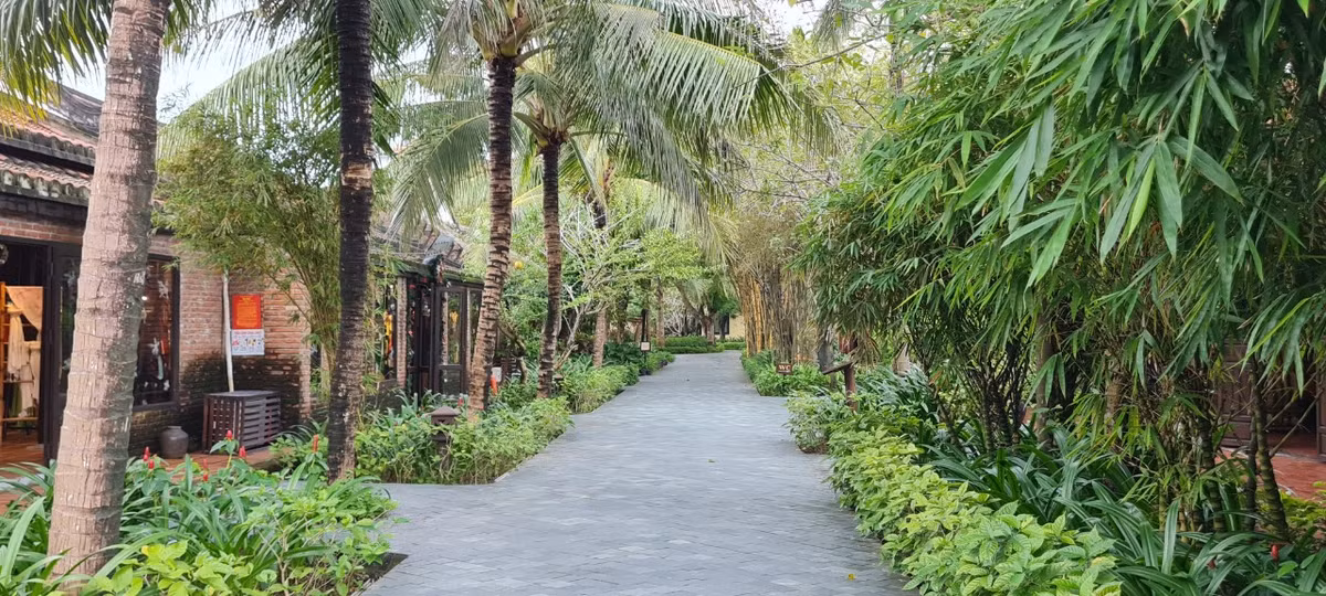 Làng lụa là một trong những địa điểm du lịch nổi tiếng của Hội An, nằm cách trung tâm phố cổ khoảng 1 km.