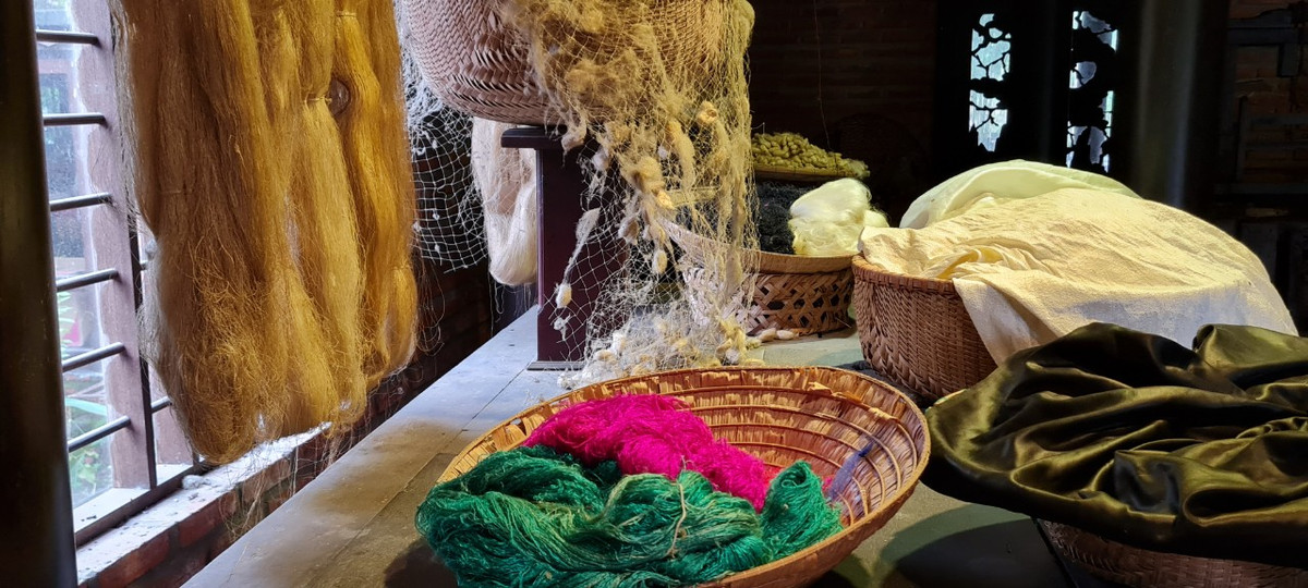 ùng với nhiều ngành nghề thủ công truyền thống khác bên dòng Thu Bồn, nghề ươm tơ, dệt lụa đã góp phần tô điểm thêm bản sắc văn hóa của xứ Quảng nói chung và Hội An nói riêng.