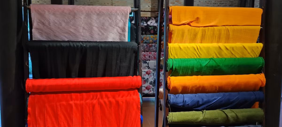 Chúng đều được làm nên bởi những người thợ tài hoa của Làng lụa Hội An.