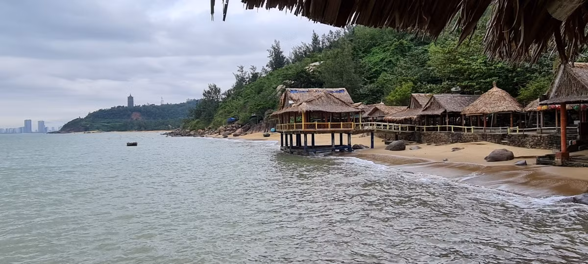 Đến đây bạn sẽ được hòa mình vào những tiếng sóng vỗ nhẹ nhàng như xoa dịu tâm hồn sau bao bộn bề của cuộc sống.