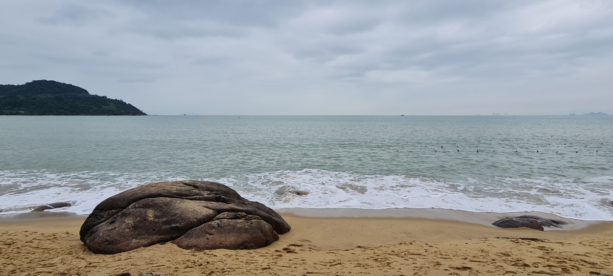 Từng con sóng biển đánh vào những tảng đá tạo nên những lớp bọt trắng xóa.