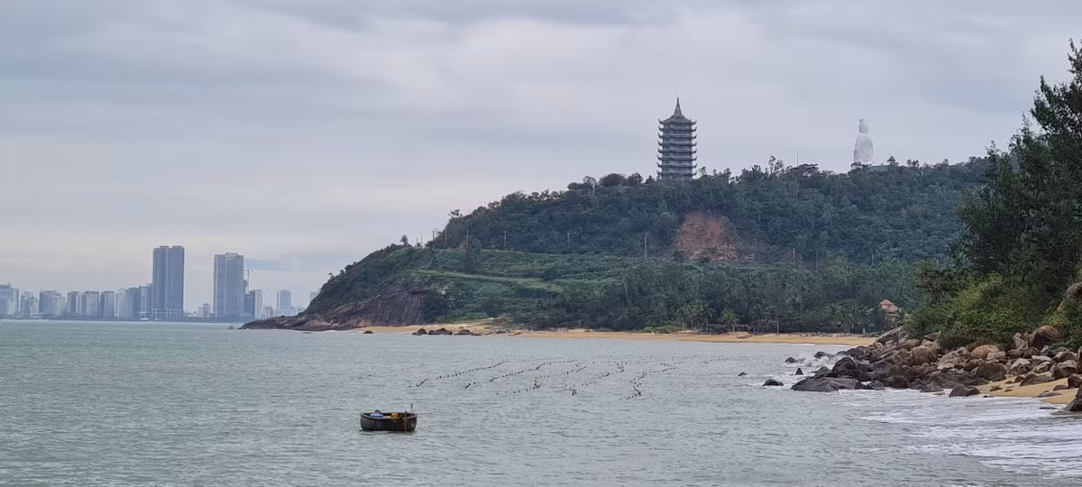 Xa xa là ngôi chùa Linh Ứng Sơn Trà - một địa điểm du lịch tâm linh nổi tiếng của đất Đà thành.