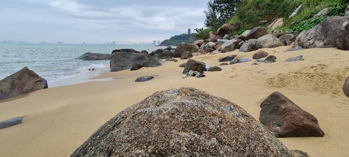 Đến khám phá Bãi Rạng Đà Nẵng, du khách sẽ dễ dàng bắt gặp những tảng đá lớn nhỏ ở khắp bờ biển.