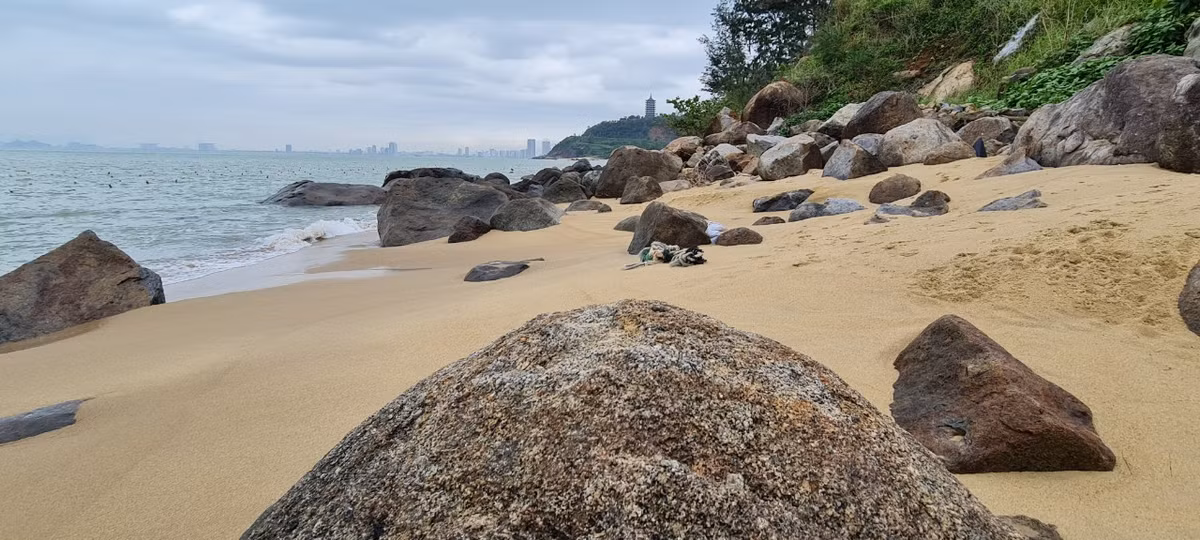 Đến khám phá Bãi Rạng Đà Nẵng, du khách sẽ dễ dàng bắt gặp những tảng đá lớn nhỏ ở khắp bờ biển.