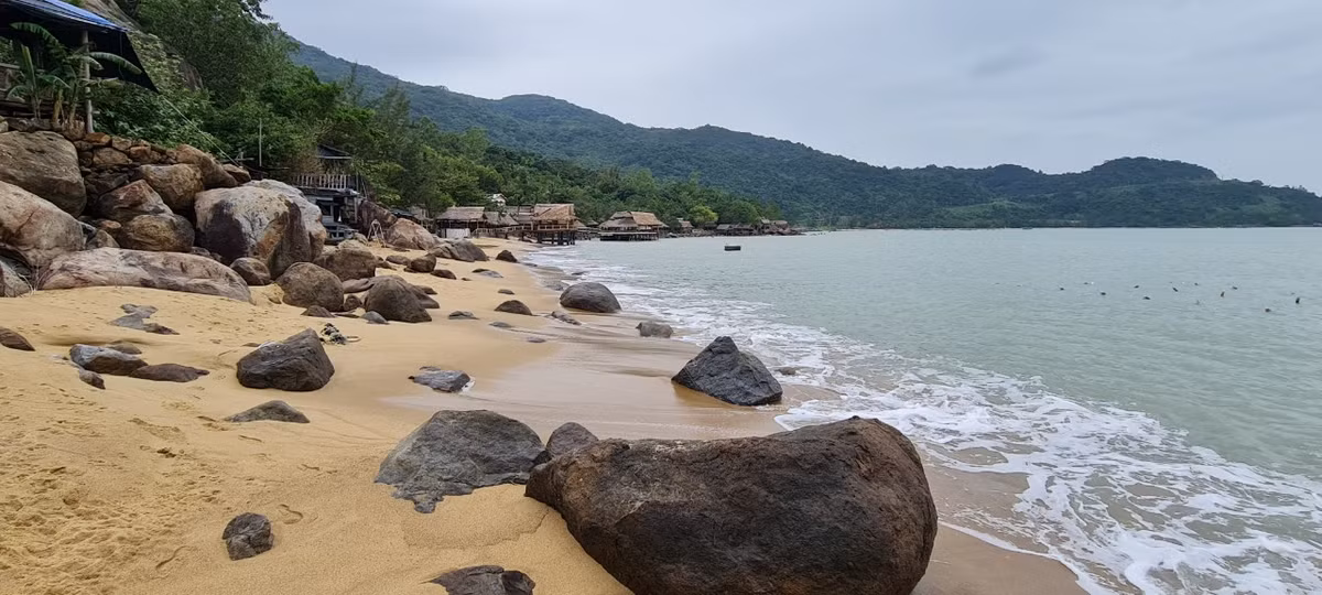 Bãi Rạng gây ấn tượng với du khách bởi khung cảnh hoang sơ, bãi cát trắng mịn, nước biển trong xanh cùng những tảng đá nhấp nhô với đủ kích thước khác nhau.