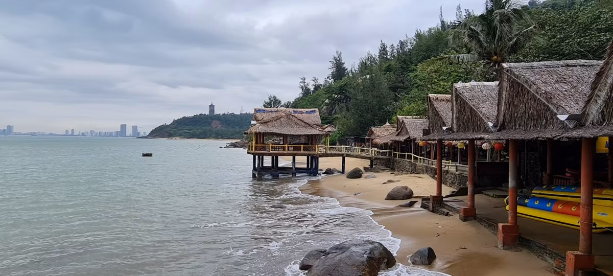 Bãi Rạng cũng là điểm dừng chân cắm trại lý tưởng mà dân đam mê xê dịch không nên bỏ qua.