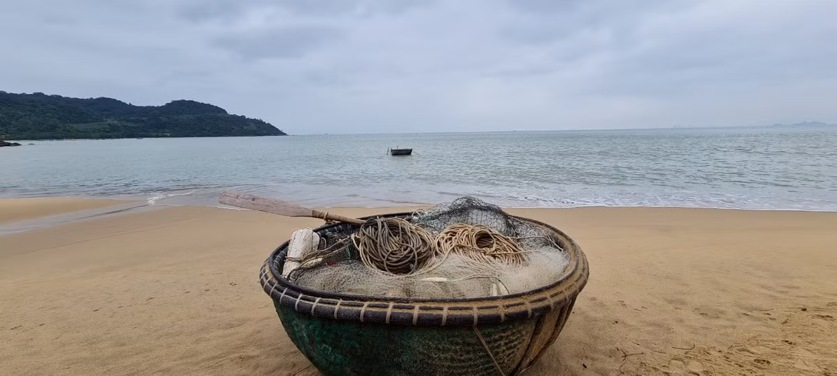 Thả dáng trên mỏm đá, hay đứng cạnh bãi biển cũng giúp cho các tín đồ đam mê khám phá có những bức ảnh sống ảo cực chất.