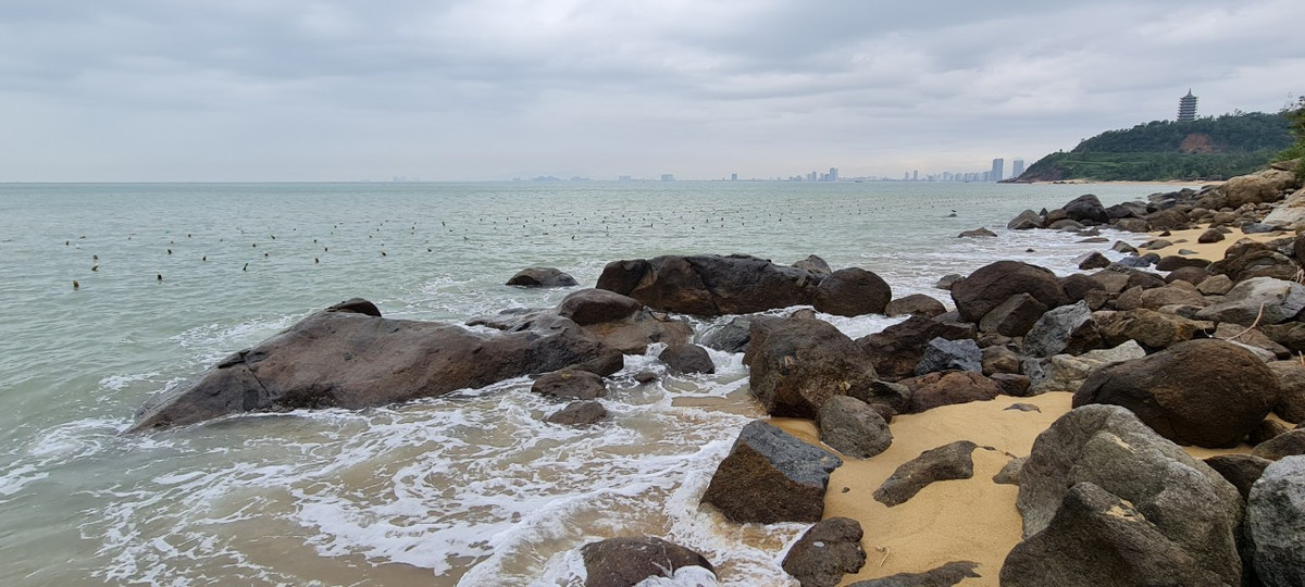 Bãi Đá Nhảy là một trong những điểm thu hút của bãi biển này. Du khách có thể ngồi trên những mỏm đá ngắm nhìn khung cảnh tuyệt đẹp hay thong dong trên bãi cát để cảm nhận sự thanh bình, yên ả nơi đây.