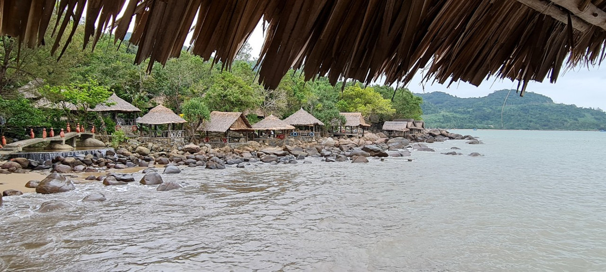 Dọc bãi biển, có rất nhiều chòi cho thuê để du khách có thể tổ chức ăn uống, vui chơi và nghỉ ngơi.