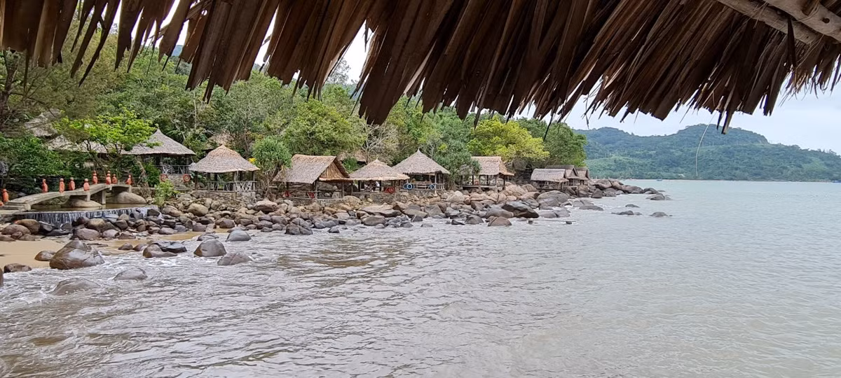 Dọc bãi biển, có rất nhiều chòi cho thuê để du khách có thể tổ chức ăn uống, vui chơi và nghỉ ngơi.