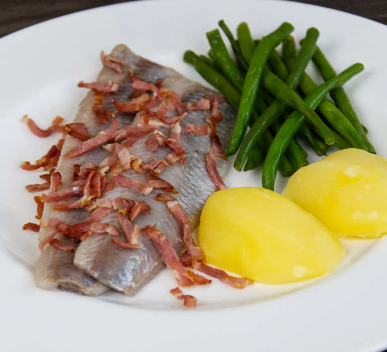  6. Matjes mit Speckstippe Đây là món cá trích ăn kèm với thịt xông khói. Ở miền Bắc nước Đức, món ăn này thường được ăn kèm với khoai tây và đậu xanh. Ở Rhineland, nó được phục vụ với khoai tây chiên hoặc bánh mì lúa mạch đen.