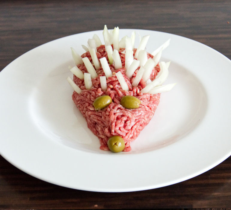  3. Hacke Peter Hacke Peter là thịt lợn bằm sống tẩm gia vị, thường được ăn kèm với bánh mì. Bạn có thể tìm thấy Hacke Peter ở bất kỳ cửa hàng bán thịt nào ở Đức.