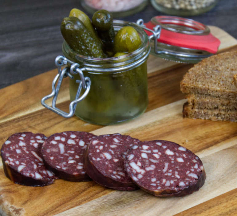  4. Blutwurst Blutwurst được gọi là xúc xích tiết, nó được làm từ thịt lợn và tiết lợn. Đôi khi, blutwurst được thêm gia vị lúa mạch.