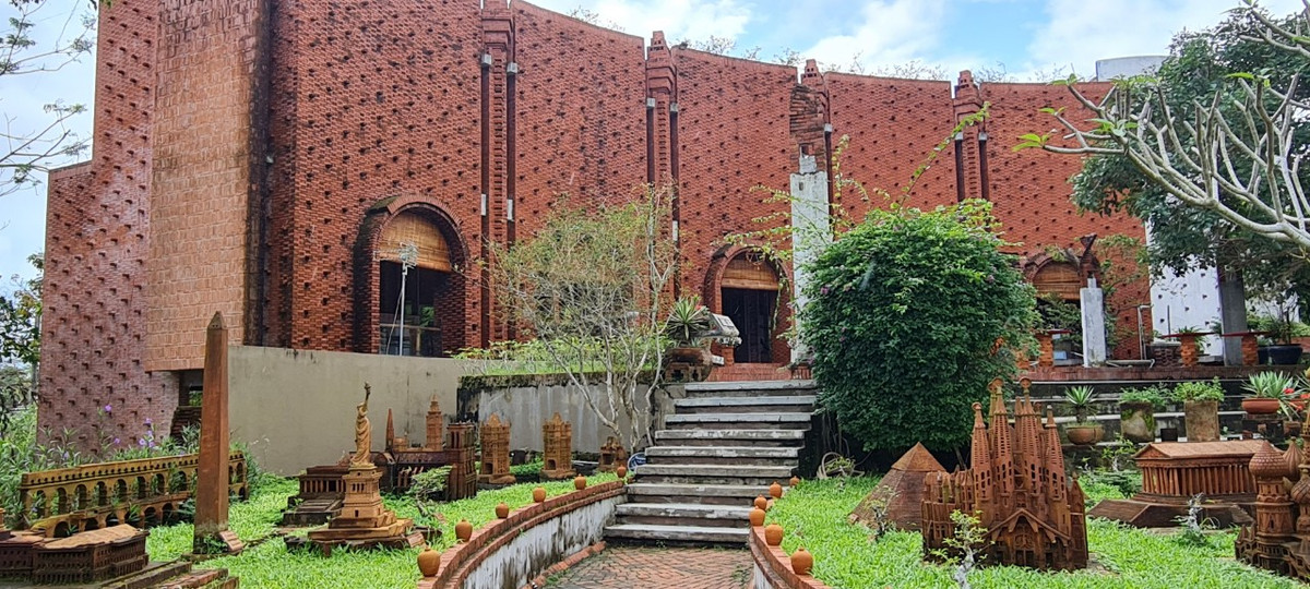 Những tác phẩm gốm tinh xảo, những công trình kiến trúc nổi tiếng được mô phỏng ấn tượng, độc đáo tụ hội về đây.