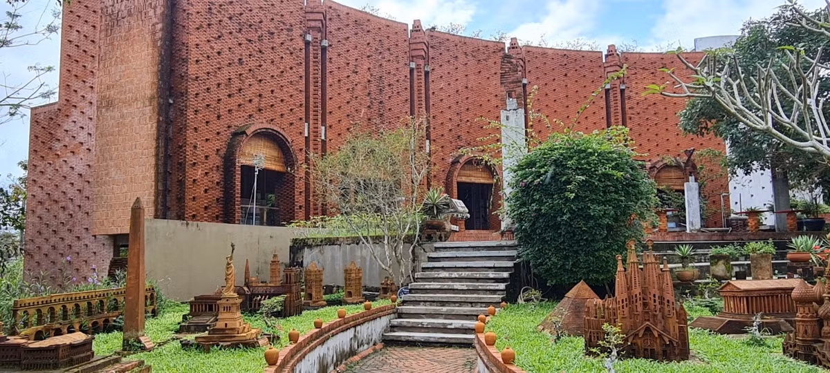 Những tác phẩm gốm tinh xảo, những công trình kiến trúc nổi tiếng được mô phỏng ấn tượng, độc đáo tụ hội về đây.