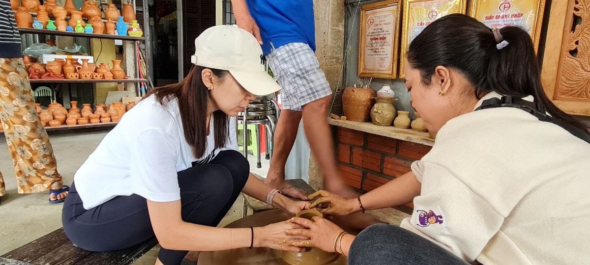 Đến làng gốm Thanh Hà, du khách không chỉ được hoà mình trong không gian làng quê mộc mạc, thanh bình mà còn có những trải nghiệm độc đáo.