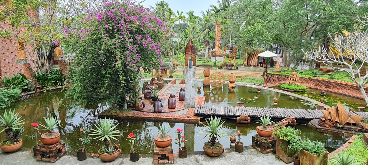 Không chỉ có những con hẻm nhỏ với bức tường nhuốm màu rêu phong, những ngôi nhà cổ với giàn hoa giấy đong đưa theo gió và những đêm phố Hội lung linh trong ánh đèn lồng đủ màu sắc, Hội An còn có một bảo tàng gốm độc nhất Việt Nam đang chờ bạn khám phá.