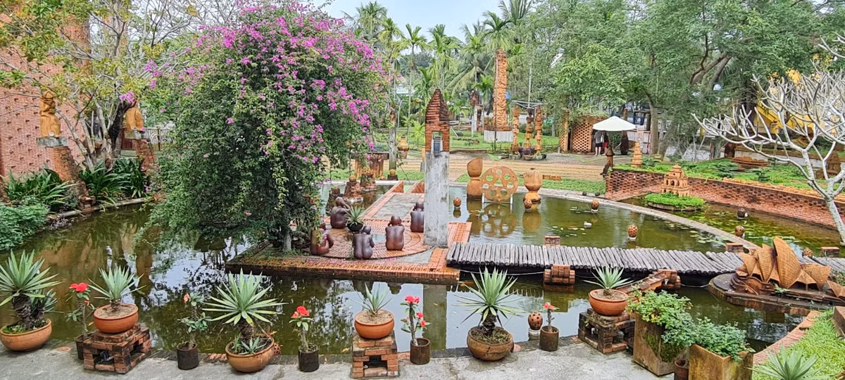 Không chỉ có những con hẻm nhỏ với bức tường nhuốm màu rêu phong, những ngôi nhà cổ với giàn hoa giấy đong đưa theo gió và những đêm phố Hội lung linh trong ánh đèn lồng đủ màu sắc, Hội An còn có một bảo tàng gốm độc nhất Việt Nam đang chờ bạn khám phá.