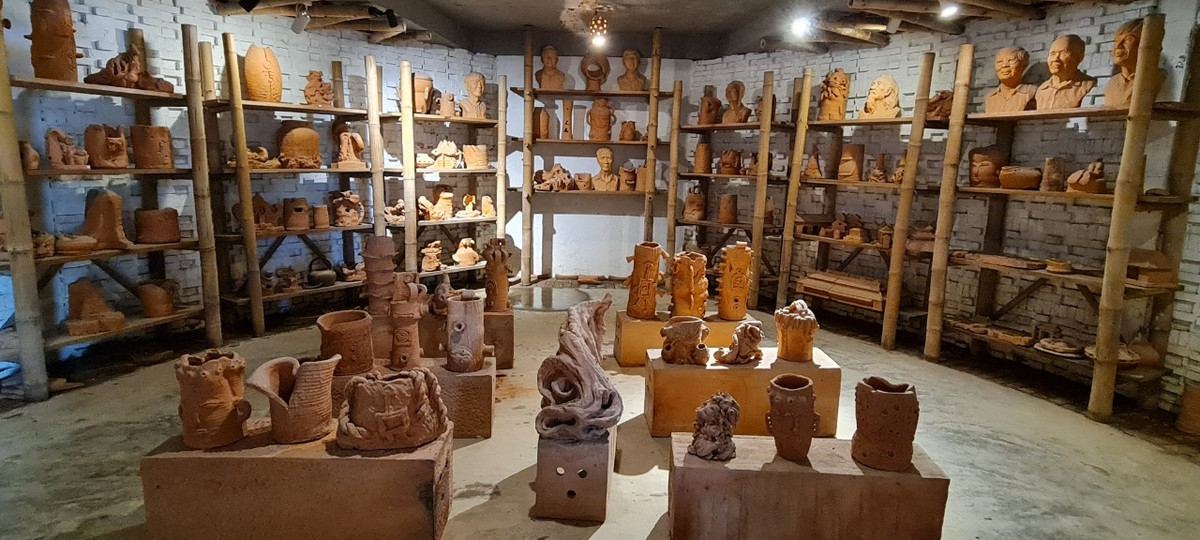 Công viên còn trưng bày và triển lãm các sản phẩm gốm Thanh Hà và các sản phẩm của một số làng nghề khác.