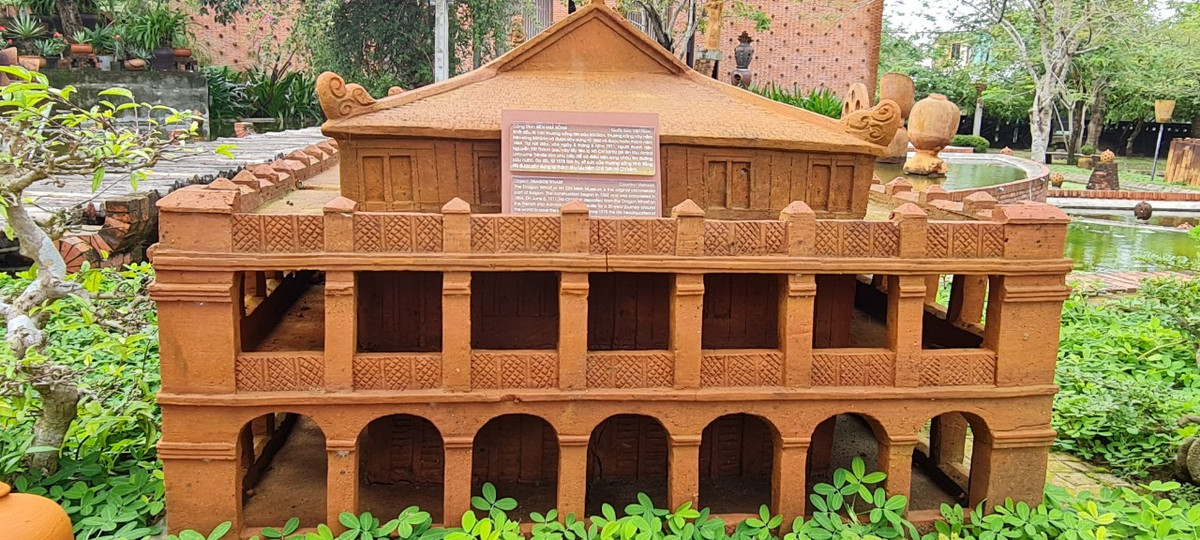 ...đến Bến Nhà Rồng, di tích lịch sử mang đậm dấu chân Bác.