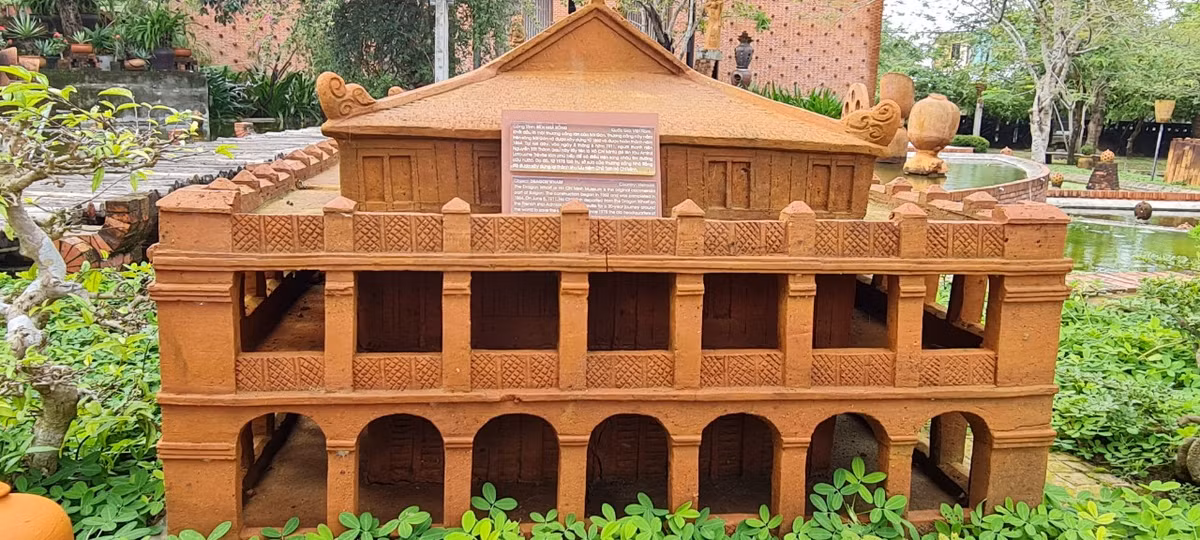 ...đến Bến Nhà Rồng, di tích lịch sử mang đậm dấu chân Bác.