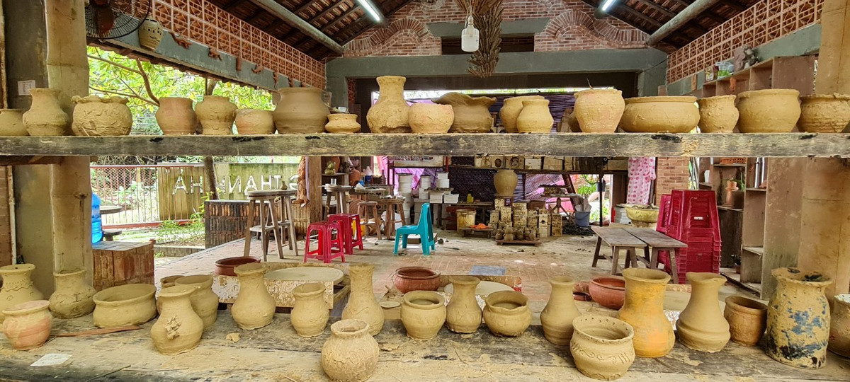 Sản phẩm gốm nơi đây được nặn bằng đất sét lấy từ ven bờ sông Thu Bồn và tạo màu bằng ngọn lửa lò.