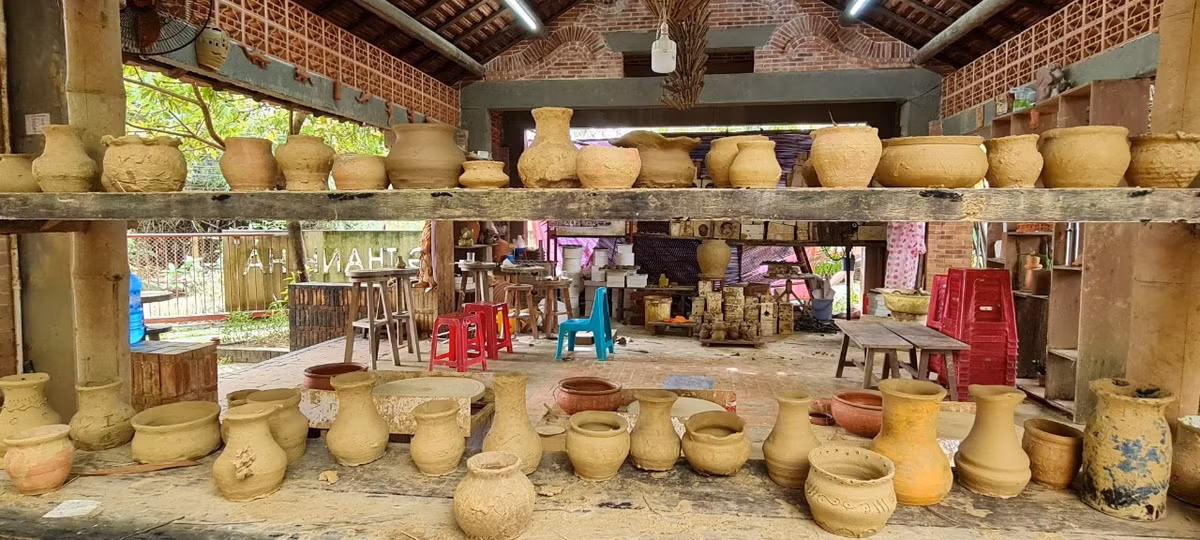 Sản phẩm gốm nơi đây được nặn bằng đất sét lấy từ ven bờ sông Thu Bồn và tạo màu bằng ngọn lửa lò.