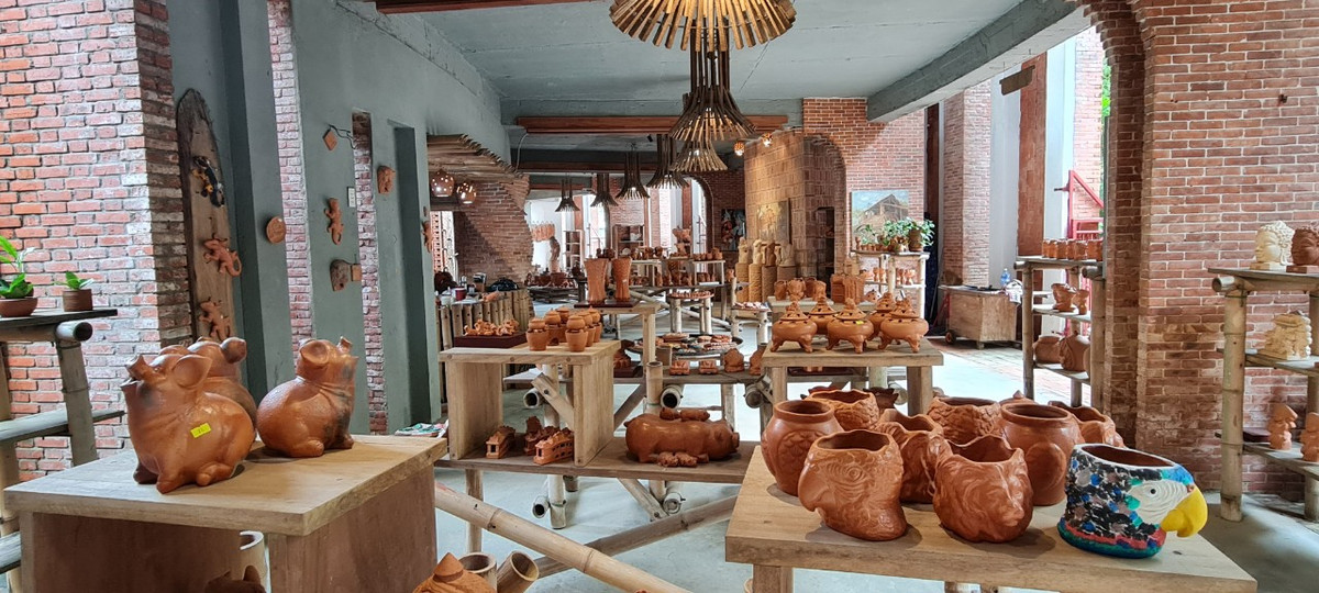 Công viên đất nung Thanh Hà được xem là nơi trưng bày gốm có quy mô lớn nhất cả nước.