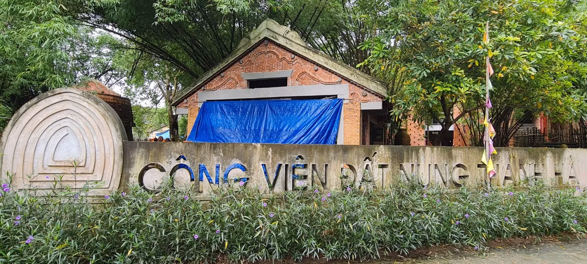 Điểm nhấn đặc biệt của làng gốm hơn 500 năm tuổi chính là công viên gốm lớn nhất Việt Nam - Công viên đất nung Thanh Hà.