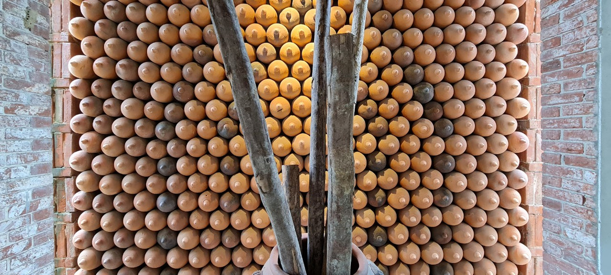 Nhiều tác phẩm độc đáo, được sắp đặt đơn giản nhưng ấn tượng.