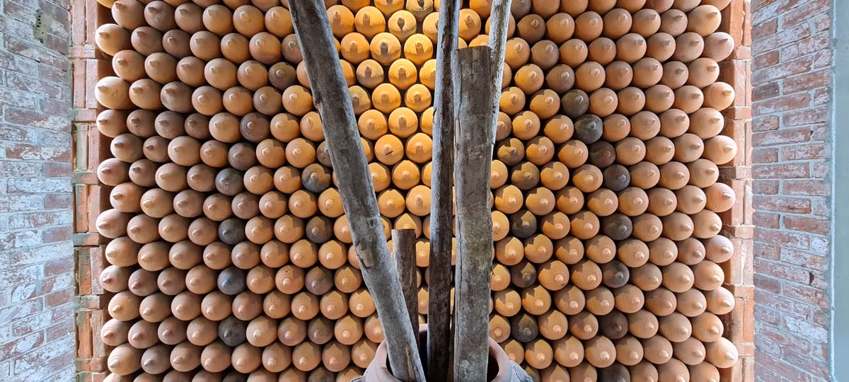 Nhiều tác phẩm độc đáo, được sắp đặt đơn giản nhưng ấn tượng.