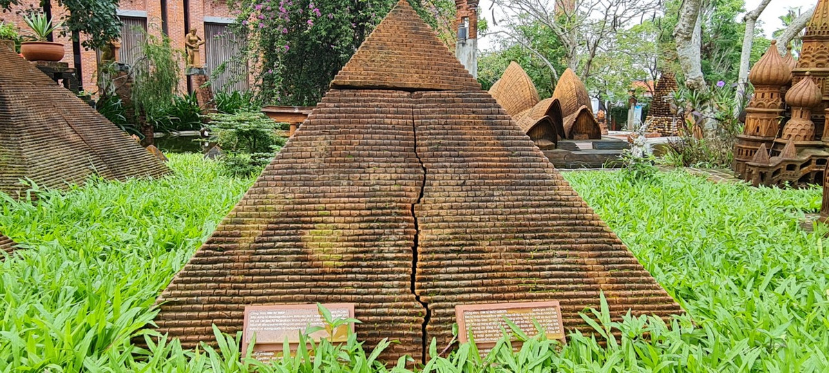 Từ Kim Tự Tháp - một trong những công trình kiến trúc cổ đại của nền văn minh Ai Cập cổ đại.