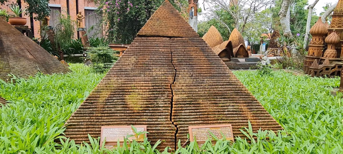 Từ Kim Tự Tháp - một trong những công trình kiến trúc cổ đại của nền văn minh Ai Cập cổ đại.