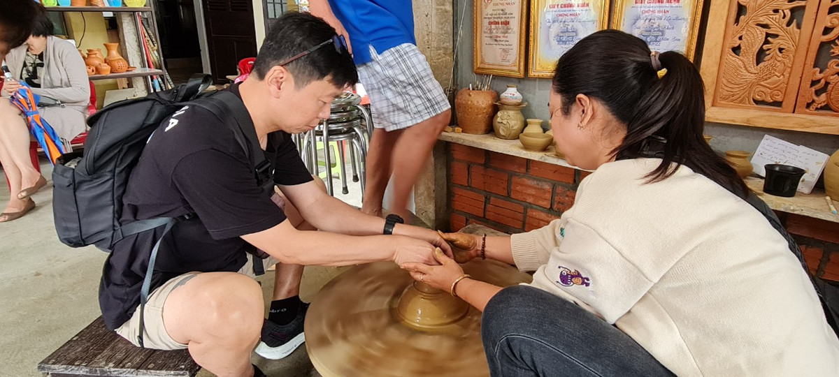 Tự tay tạo nên các sản phẩm gốm của riêng mình là một trải nghiệm được nhiều du khách đặc biệt yêu thích.