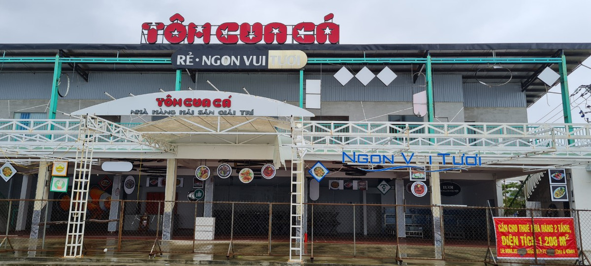 Nhiều nhà hàng treo bảng cho thuê.