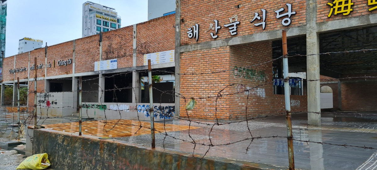 Từng là khu phố "Tàu" sầm uất bởi tập trung nhiều cơ sở kinh doanh phục vụ khách du lịch Trung Quốc, Hàn Quốc...giờ là cảnh vắng vẻ đìu hiu, kẽm gai quây kín.