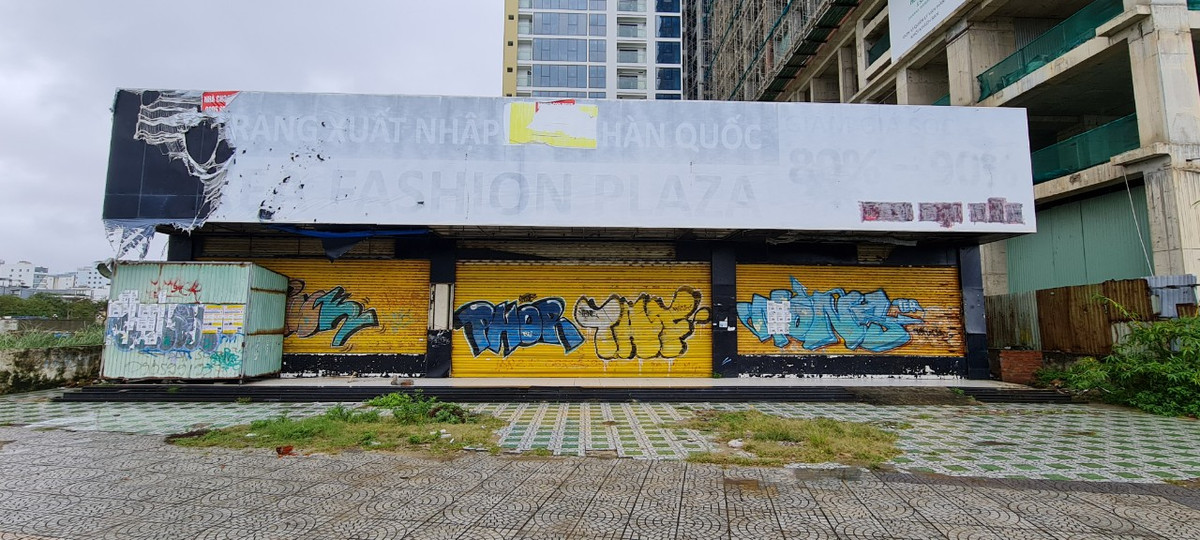 Bỏ hoang nhiều năm, một số cơ sở thành nơi vẽ bậy.